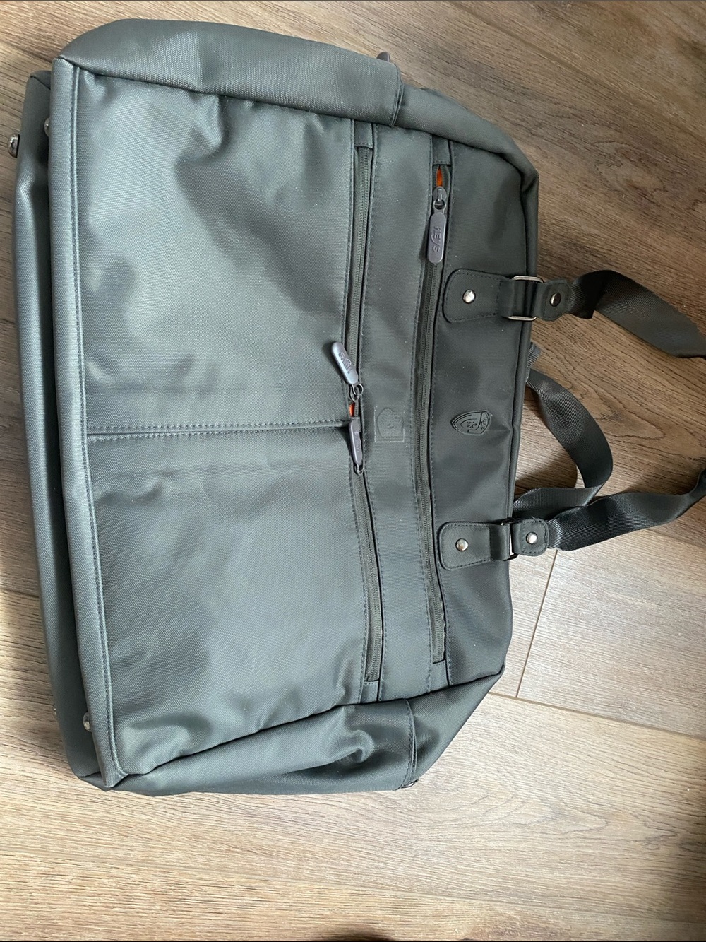 Sleek grey— Professional Everyday Carryon